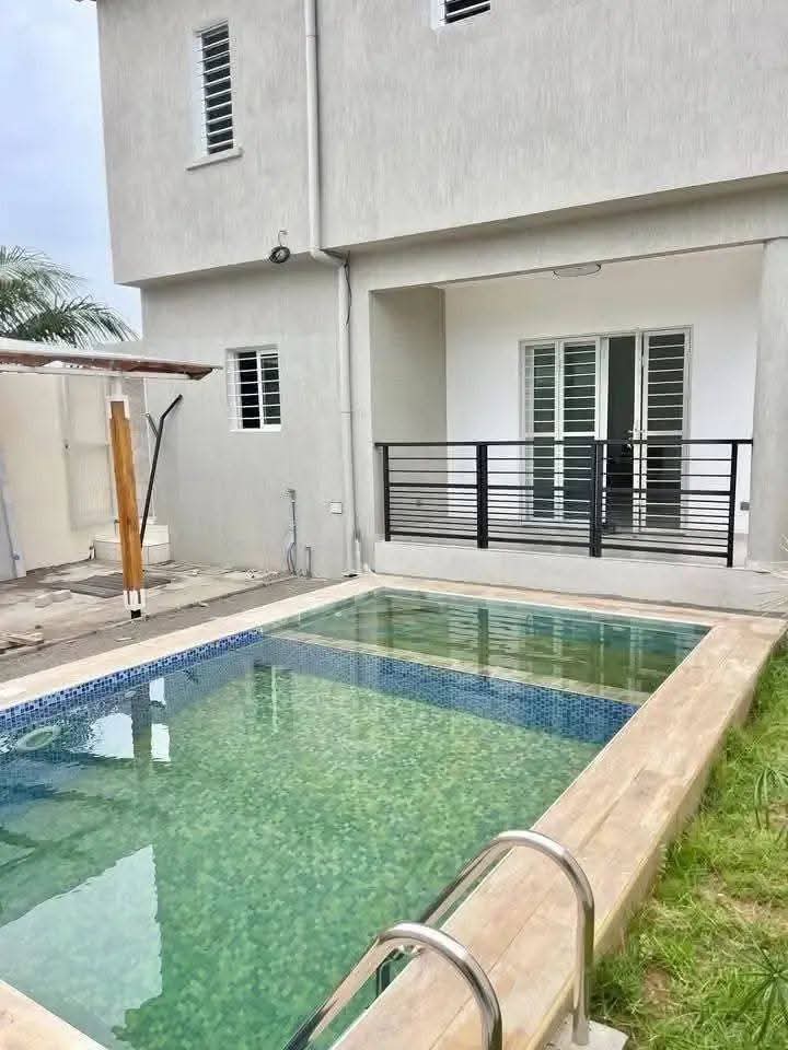 Vente Bassam Mondoukou Villa 5 pièces + piscine avec possibilité d'achat du terrain collés