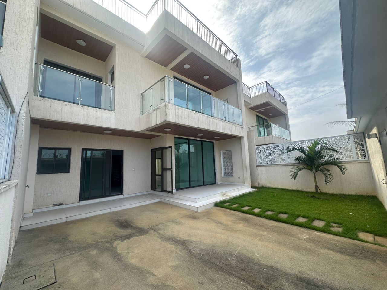 VILLA Duplex de 05 pièces plus une dépendance Riviera 3