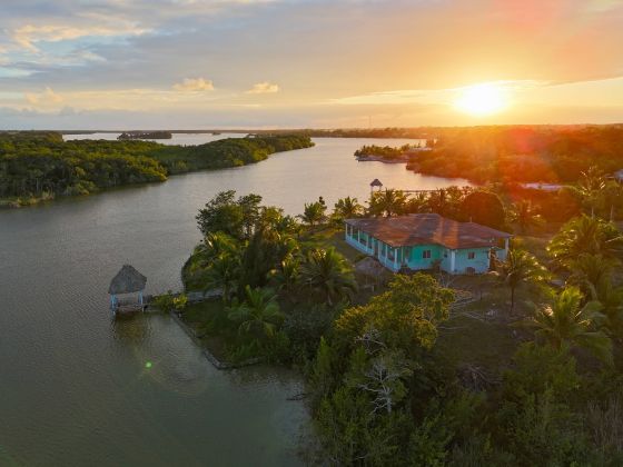 Domaine de 3,5 hectares en bordure de lagune à Progresso, Corozal, ...