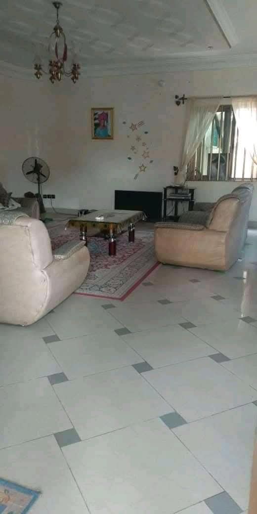 Villa de 3 chambres salon staphée de 365 m² à vendre à Godomey PK14  à  100 mètres du goudron staffée