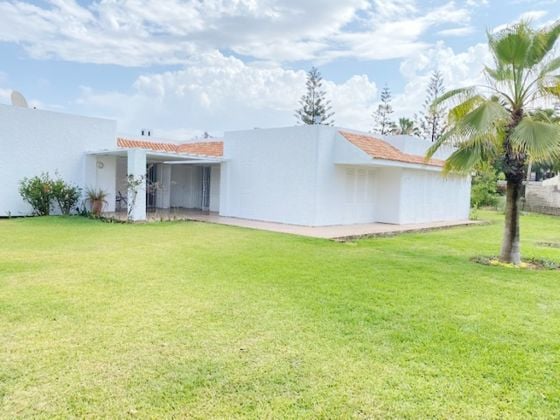 Superbe villa lumineuse avec jardin à louer à Souissi,