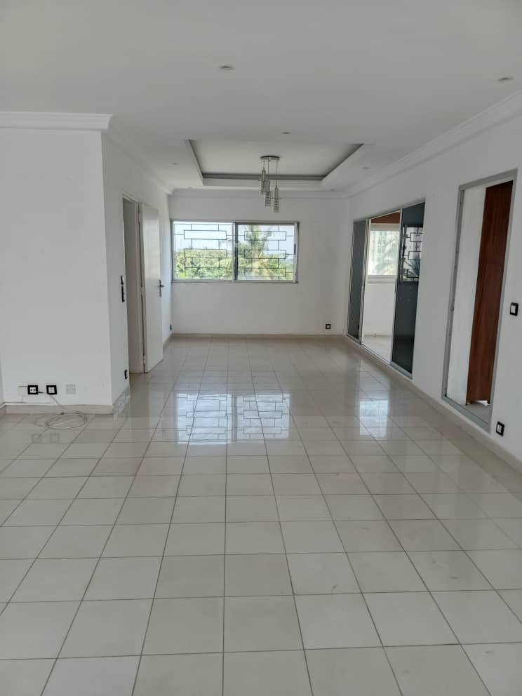 location: Un Roof-top de 4 pièces au 4 ème étage Sis Marcory Bietry non loin de notre dame d'Afrique