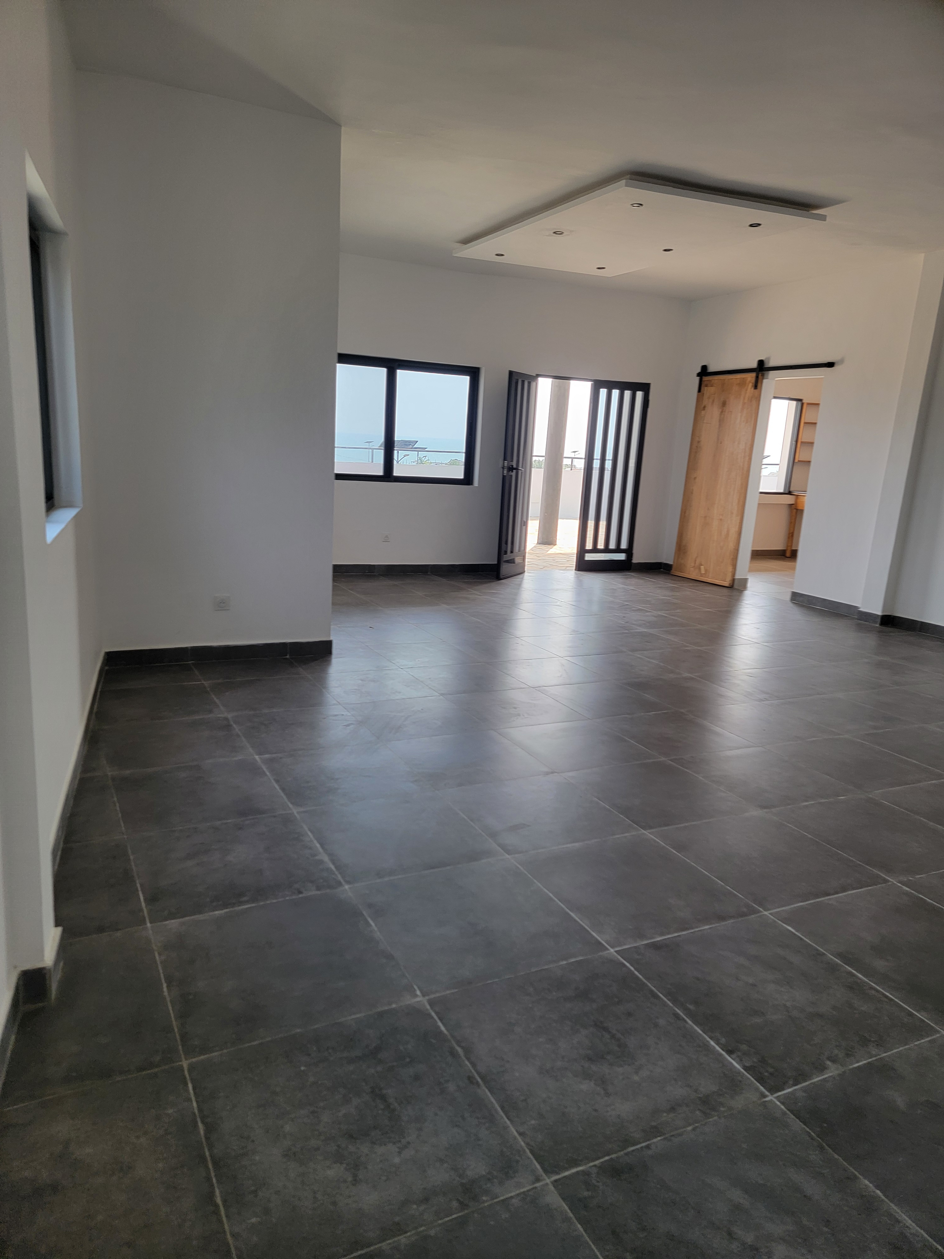 Appartement face a la mer de 5 chambres salon seul au 2ieme étage  a fidjrosse plage