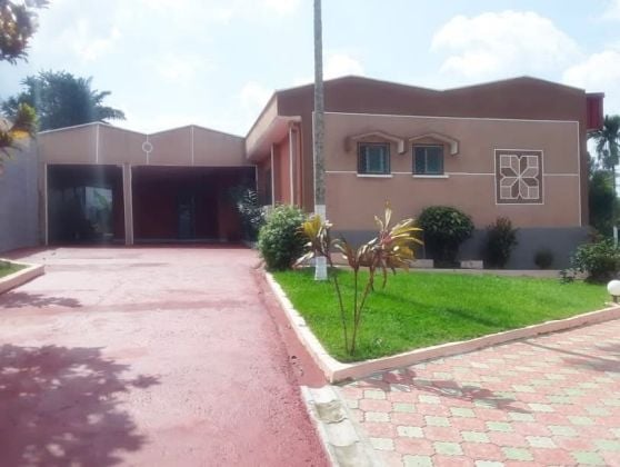 VILLA DE 4 DORMITORIOS CON PISCINA Y JARDÍN EN ALQUILER EN BASTOS 