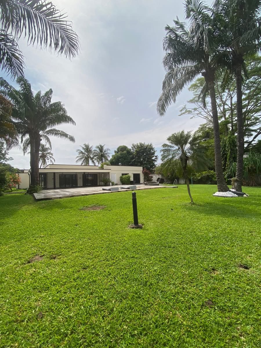 Villa 5 pièces avec piscine en bordure de lagune à Vridi 