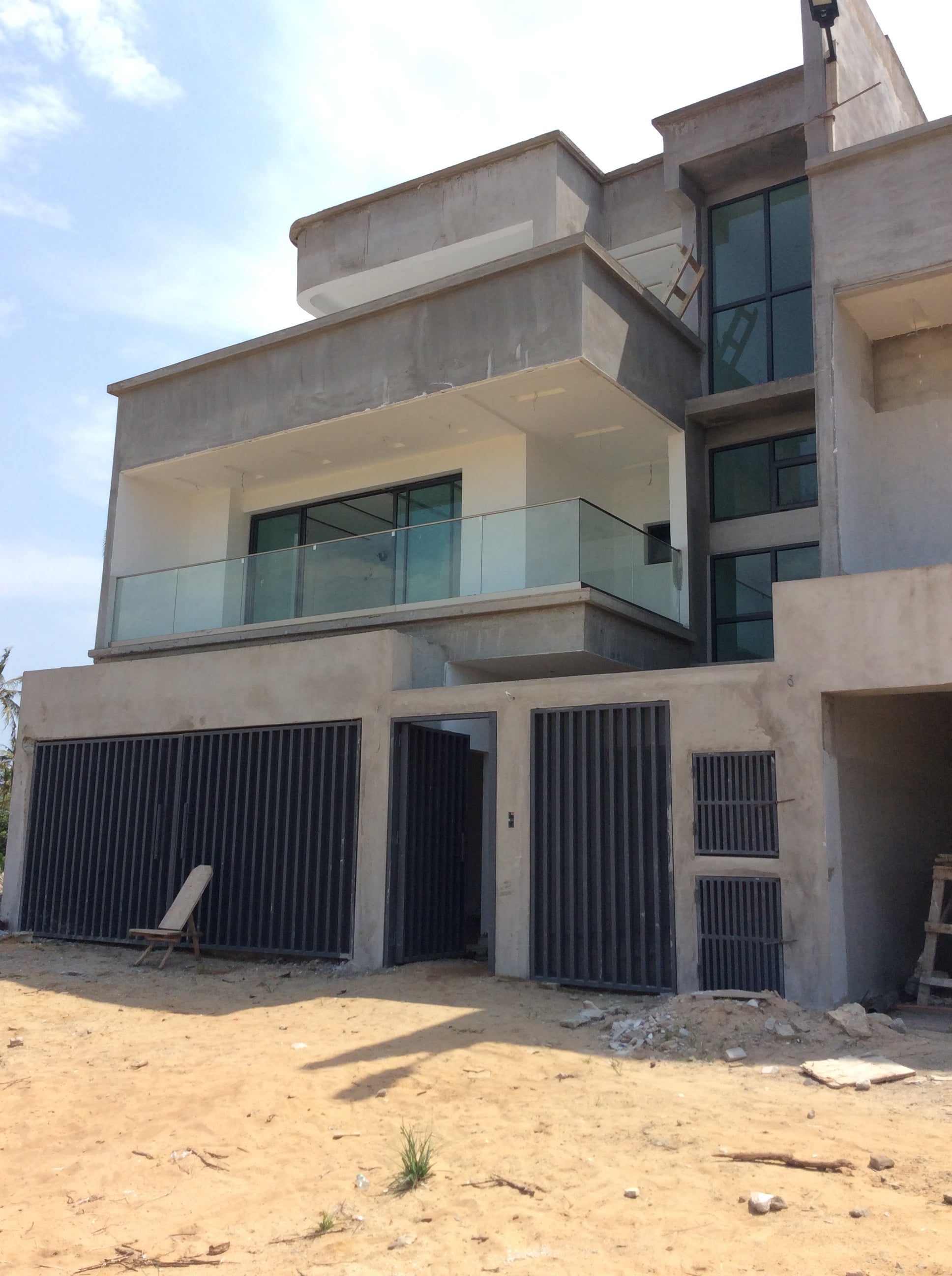 EN VENTE ROUTE D'ASSINIE UNE VILLA NEUVE 