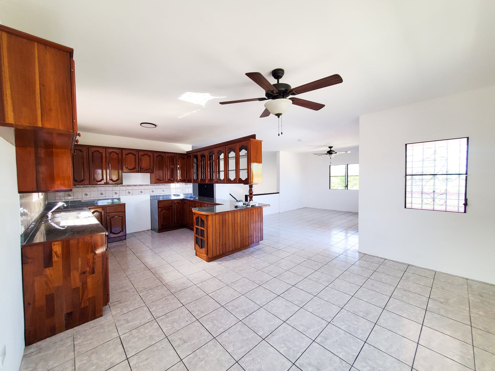 Maison surélevée de trois chambres non meublée à louer à Belize City