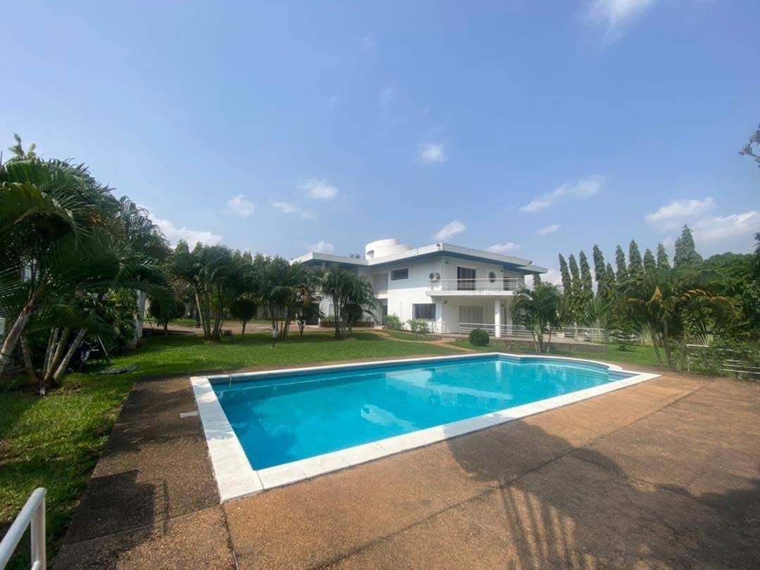 Se alquila en Riviera Golf 4, villa de 8 habitaciones con piscina.