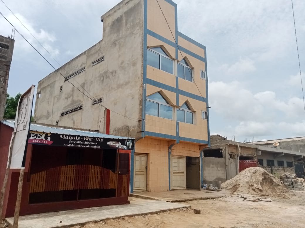 A VENDRE - MAISON À ÉTAGES avec espace resto