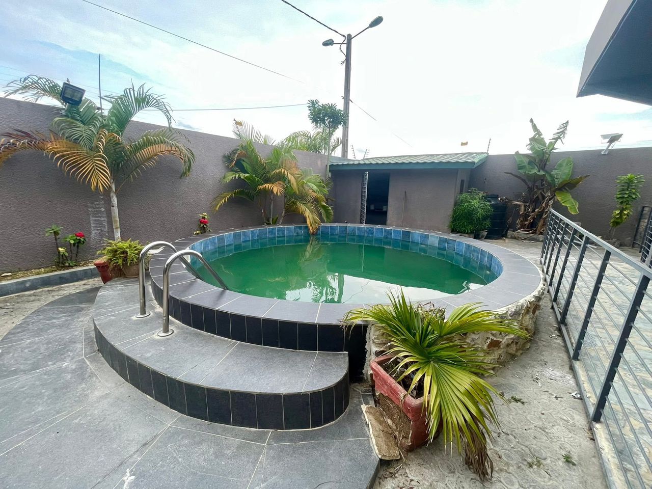 En venta en Bassam Mockeyville: Villa de una sola planta con 5 habitaciones + piscina + 1 dependencia