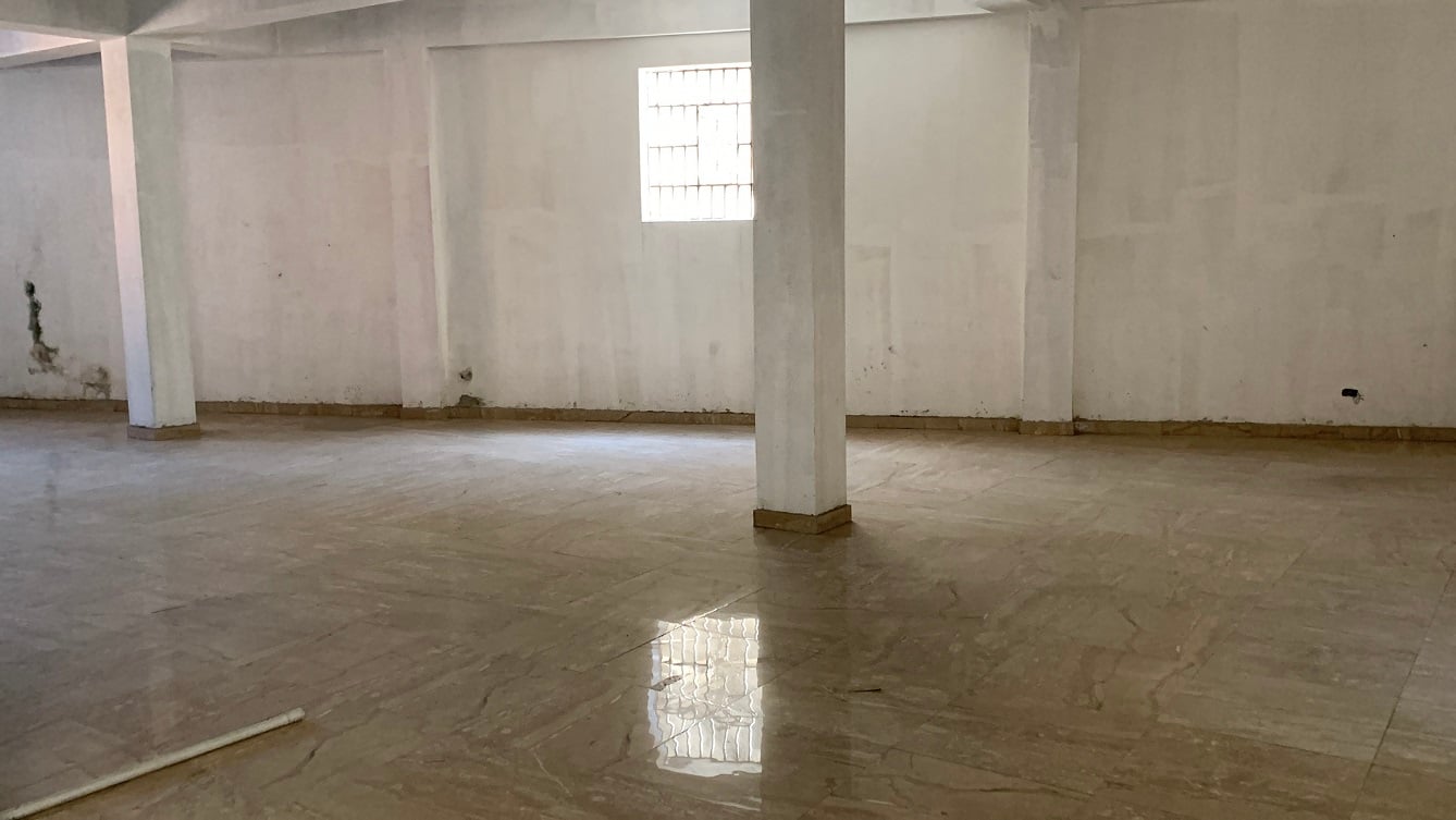 Bodegas abiertas en venta en Delmas 87, Puerto Príncipe, Haití – 3 bodegas en un complejo de 3 pisos – Inversión rentable