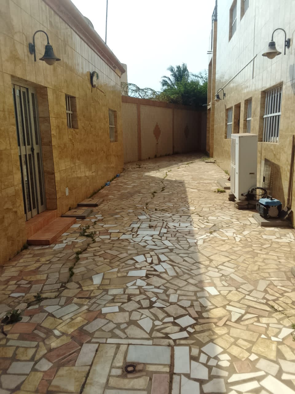 Villa duplex haut standing sur 615 m² à vendre à TOTSI GBLINKOMÉ (LOMÉ-TOGO)