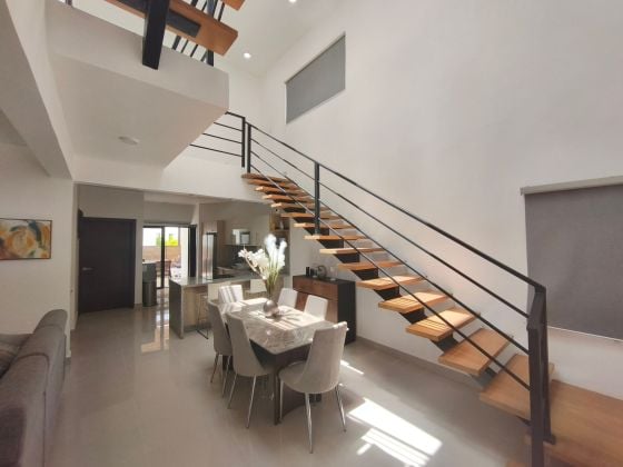 VILLA DESIGN MODERNE AVEC UN INTÉRIEUR RAFFINÉ ET UNE GRANDE ...