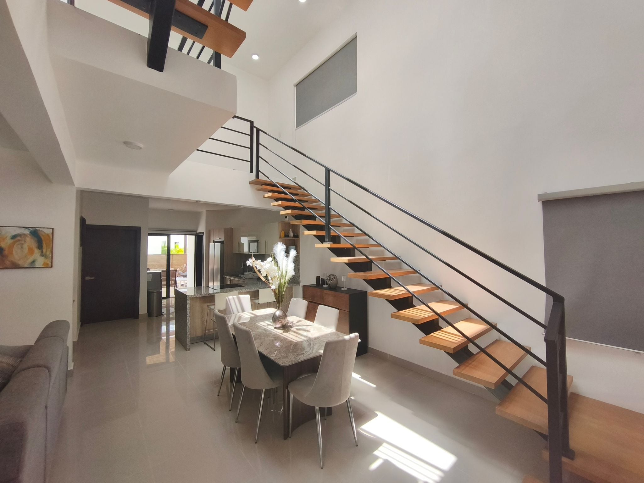 VILLA DESIGN MODERNE AVEC UN INTÉRIEUR RAFFINÉ ET UNE GRANDE TERRASSE COUVERTE