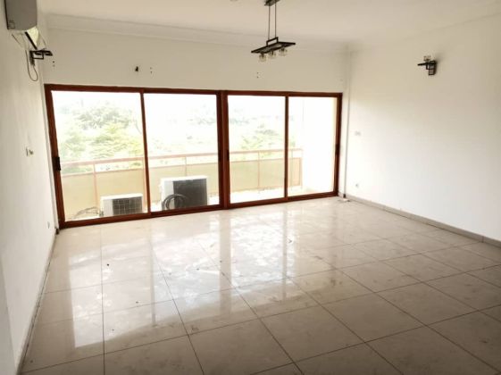 BEL APPARTEMENT DE QUATRE CHAMBRES A LOUER A BONANJO