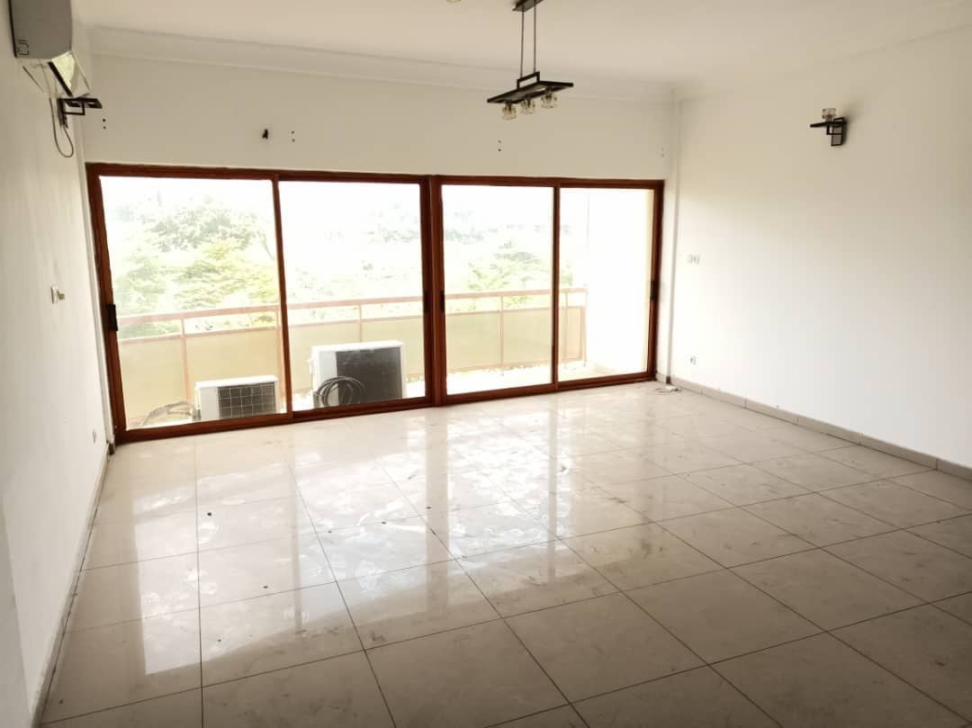 BEL APPARTEMENT DE QUATRE CHAMBRES A LOUER A BONANJO