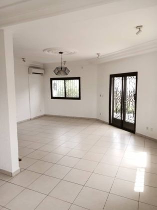 BEL APPARTEMENT DE TROIS CHAMBRES A LOUER A BONAMOUSSADI