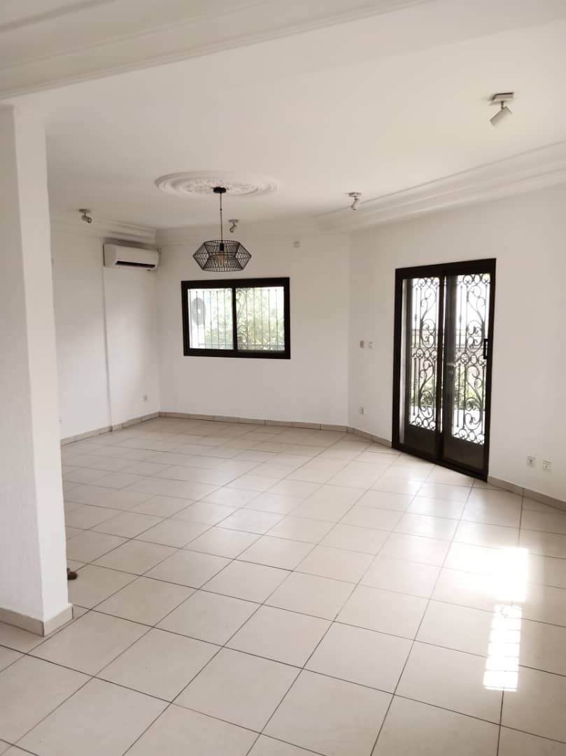 BEL APPARTEMENT DE TROIS CHAMBRES A LOUER A BONAMOUSSADI