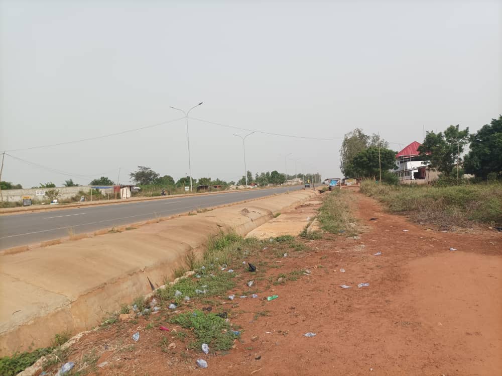 Parcelle de 04 lots collés en vente à Zanguéra au bord du goudron Nationale n°5(LOMÉ-TOGO)