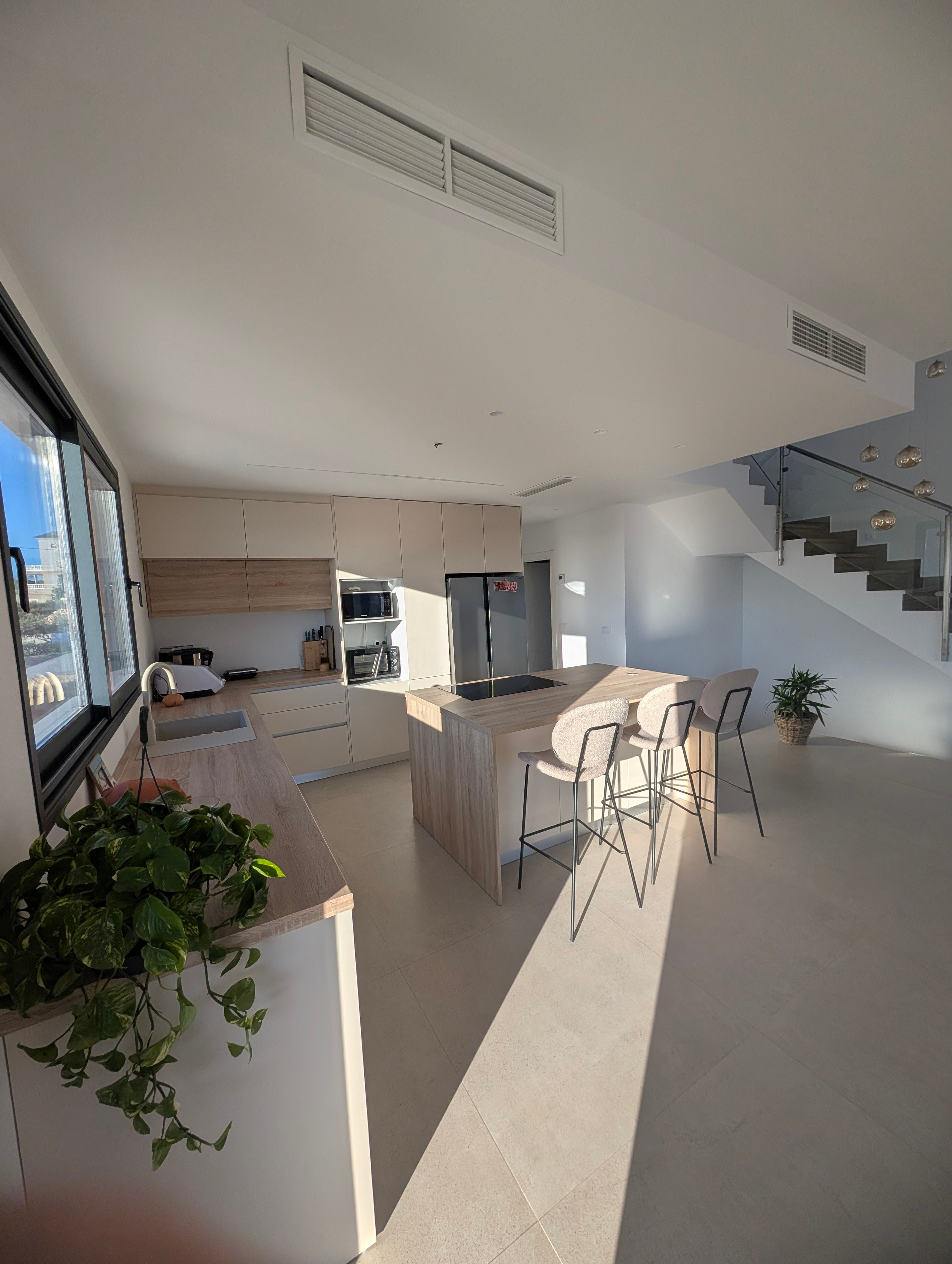 Villa moderne de 300 m² avec terrasse panoramique et vue dégagée – Location moyenne durée – Alicante (Moralet)