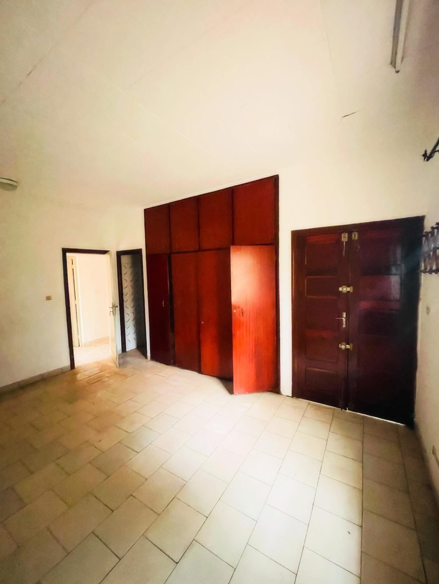 VILLA DE 4 DORMITORIOS CON JARDÍN EN ALQUILER EN BASTOS