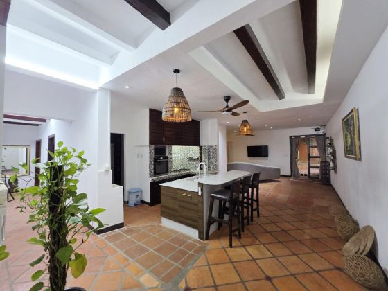 4 Bedrooms apartment on the Riverside for rent