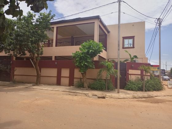 UN DUPLEX DE 09 PIÈCES EN LOCATION DANS LA CITÉ SOCOGIB DE ...