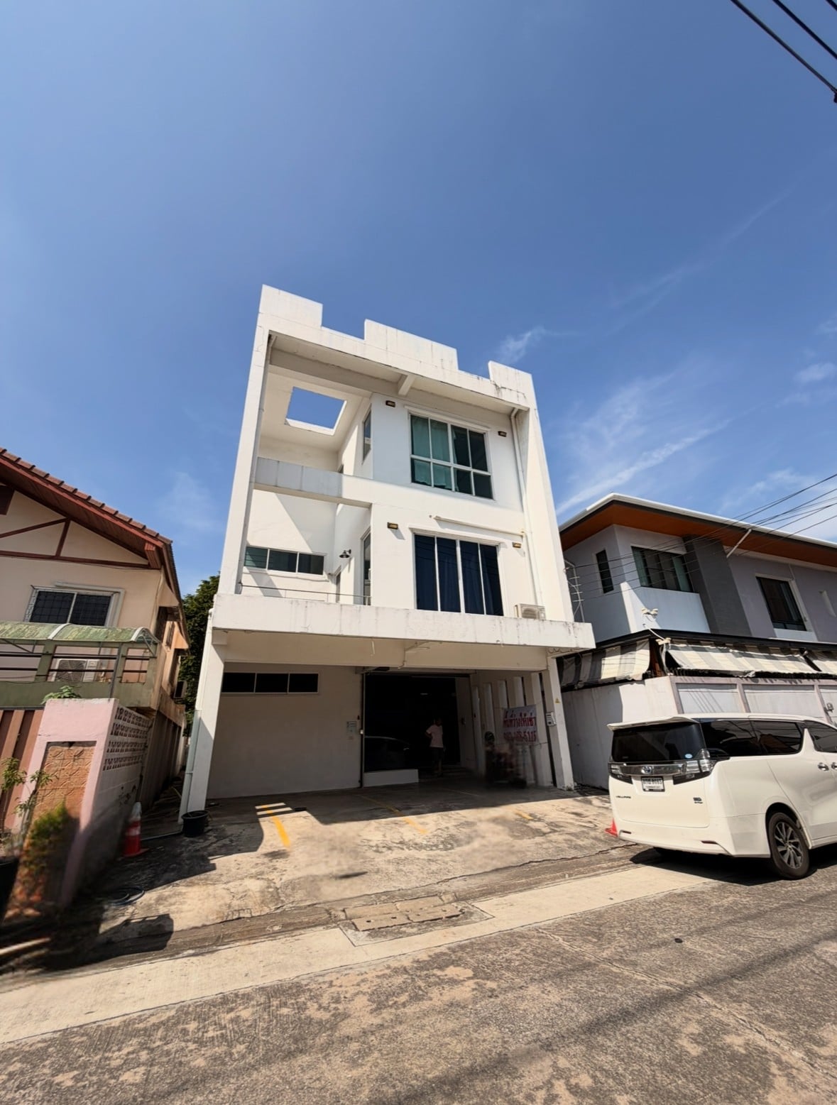 Spacious 3-Storey Home Office for Rent – Rama 9 / RCA | 750 SQM | Company Registration Allowed | Parking for 5 Cars