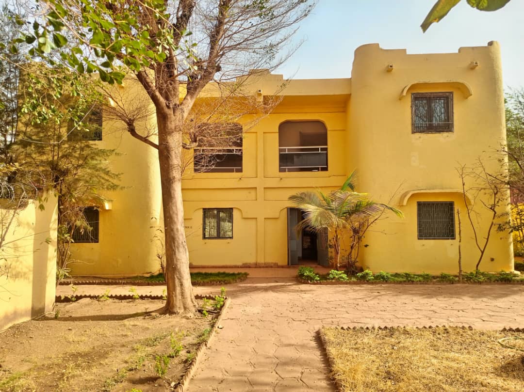 Bâtiment à usage d'habitation ou commercial à louer à korofina 