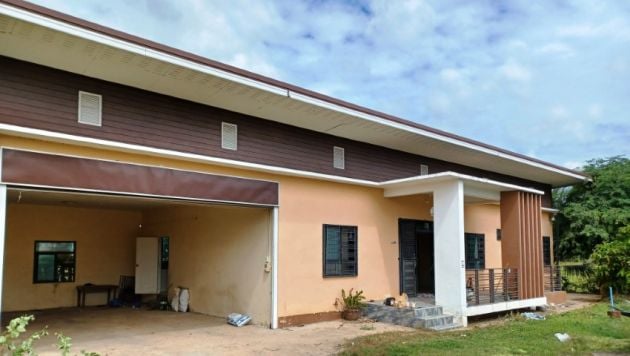 Khu Muang, Buriram House 2,200 sqm of land and restaurant