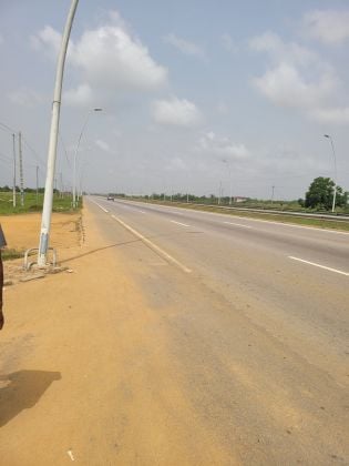 Bassam: 2 hectáreas en venta al borde de la nueva carretera 