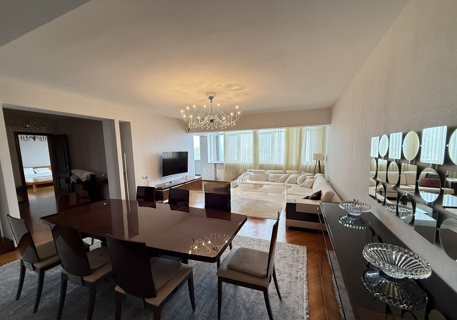 Yasamal area . 3 bedrooms apartment for rent in the building in front of Central park, Hyatt  Regency hotel  and Nariman Narimanov monument. 