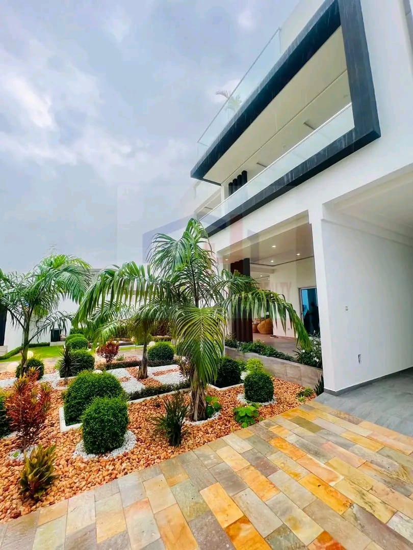 Furnished 5-room villa for rent with garden, Fidjrossè 