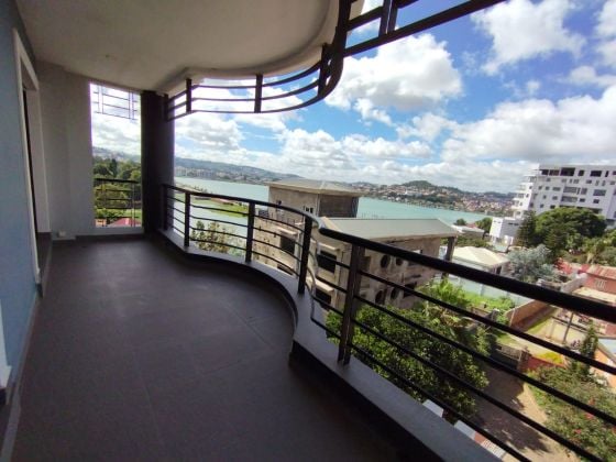IVANDRY - LARGE MODERN 2-BEDROOM APARTMENT WITH BEAUTIFUL VIEW OF LAKE ...