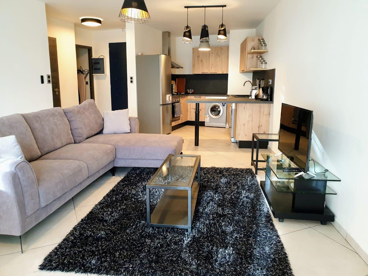 IVANDRY - Large furnished 1-bedroom apartment with beautiful lake view in a secure residence with activities, generator, and close proximity to schools