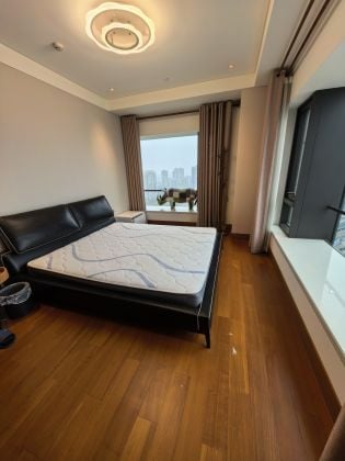 Single room apt in Times Square with open city view