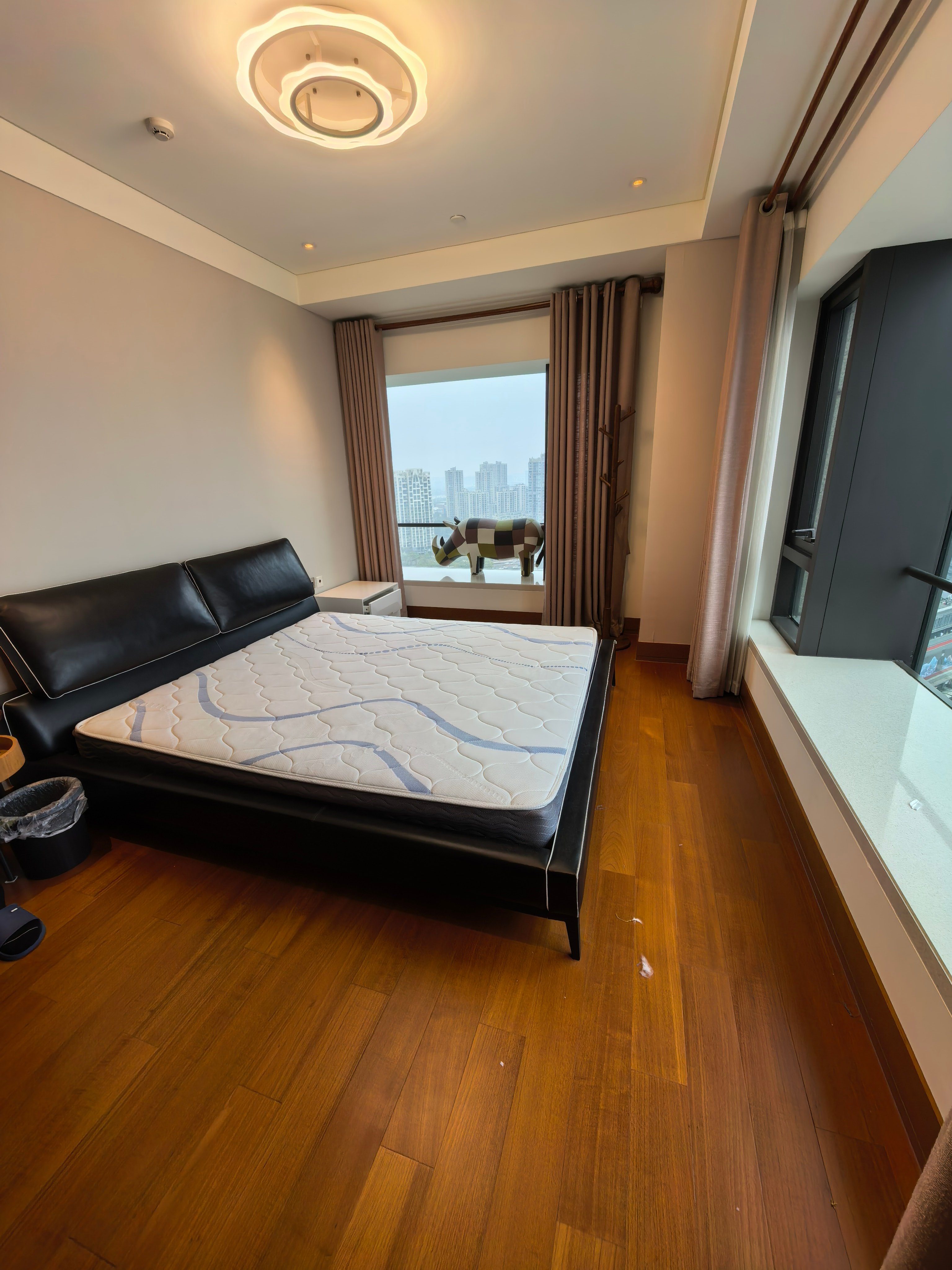 Single room apt in Times Square with open city view