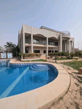 Belle villa duplex de 10 pièces + piscine ouaga 2000 zone A