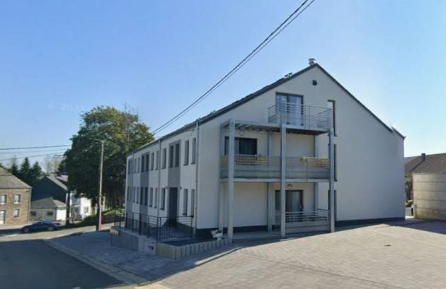 Belgique 5555 BIEVRE : studio +- 30m², terrasse.