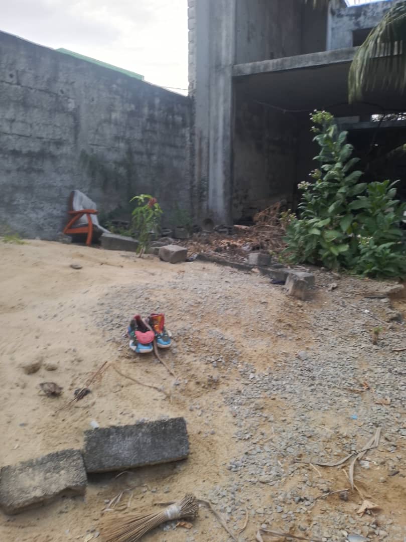 CITÉ DES ARTS NON LOIN DE LA CITÉ BAD:Mise en vente d'un terrain abrirant une bâtisse inachevée sur une superficie de 375 M2, en bordure de rue secondaire