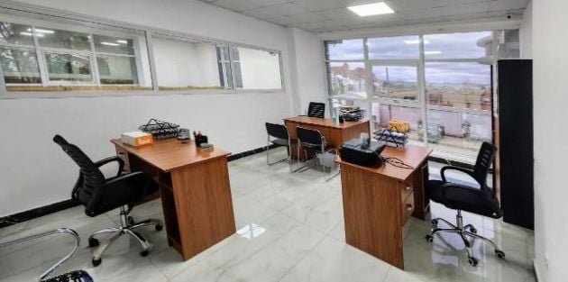 BUREAU MEUBLÉ À LOUER - ANOSIZATO, 150m2