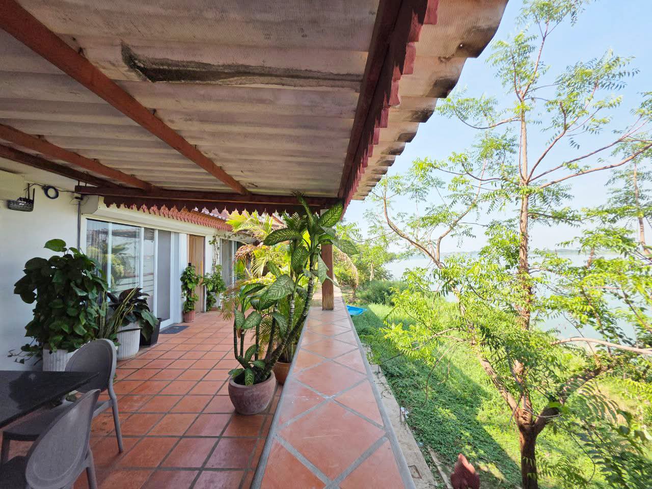 Beautiful house 4 bedrooms by River bank 