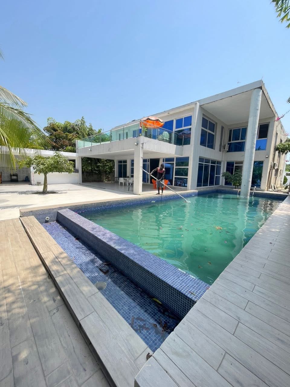 Villa duplex Assine mafia à louer en bordure de lagune 