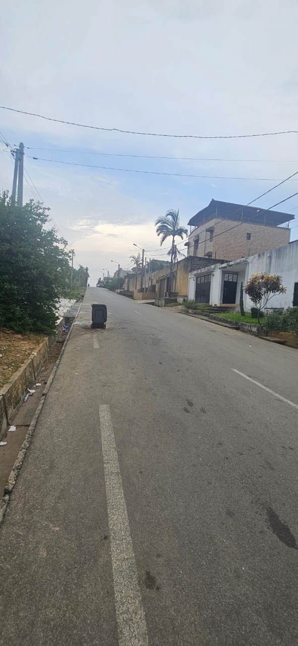 Terrain de 1000m2 à vendre avec une bâtisse Riviera Bonoumin 