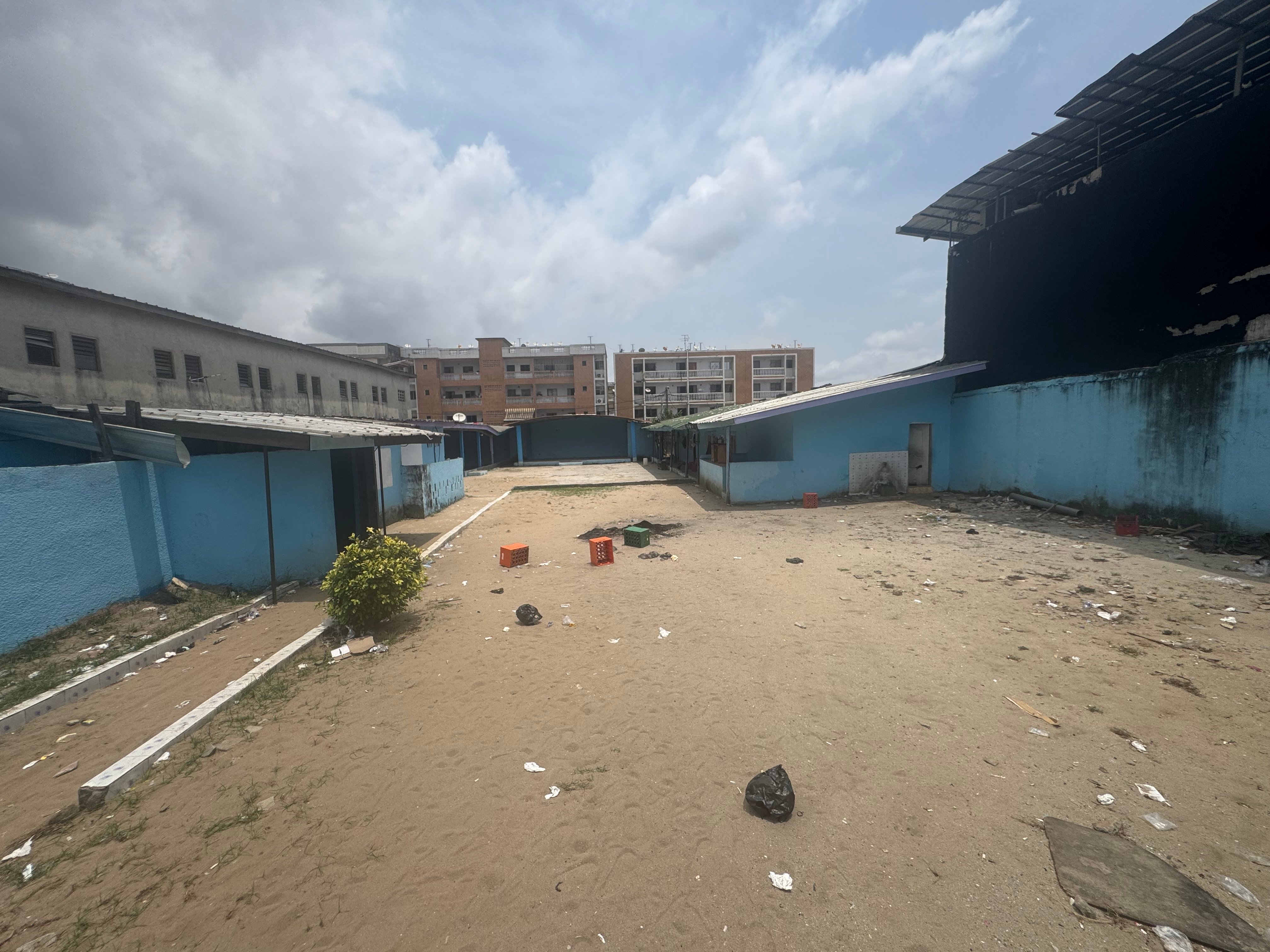 MISE EN VENTE D'UN SUPERBE TERRAIN COMMERCIAL À YOPOUGON 