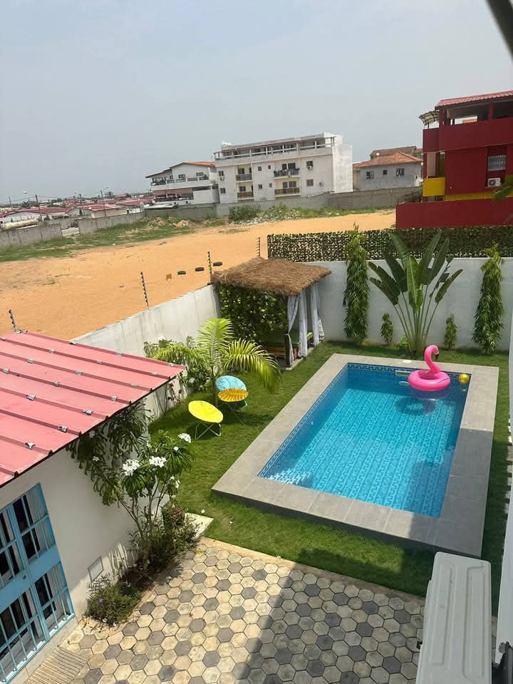 Vente dans une cité goudronnée à Bassam modeste Villa duplex 5 pièces + piscine 