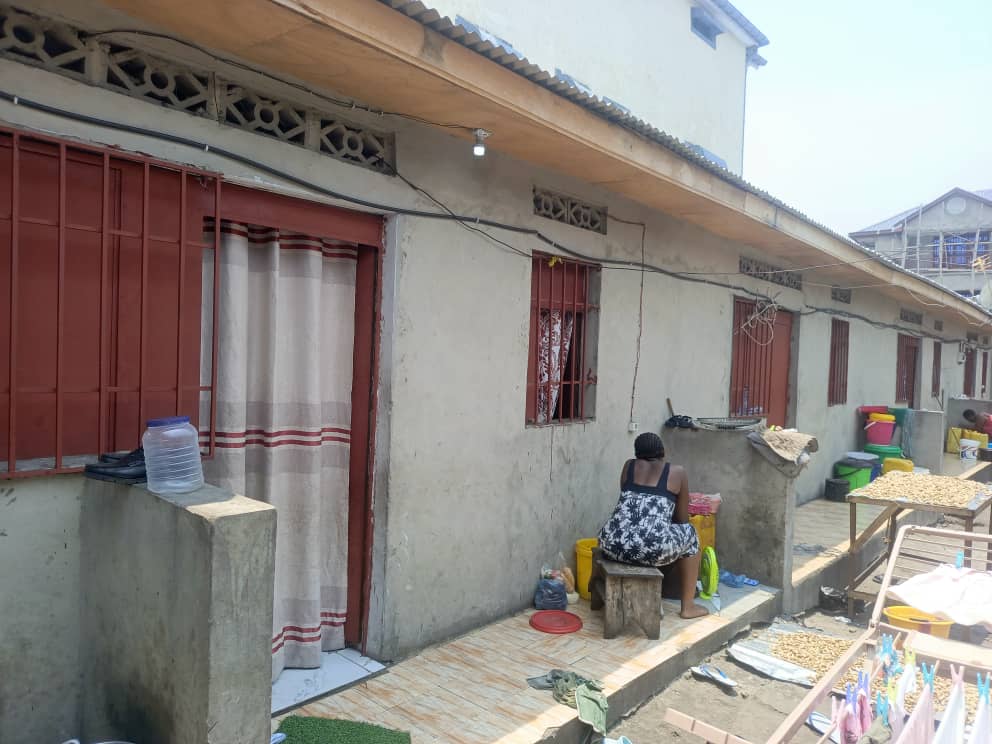 Plot of land for sale with 5 rental units – Efobank district (N'sele) near Boulevard Lumumba