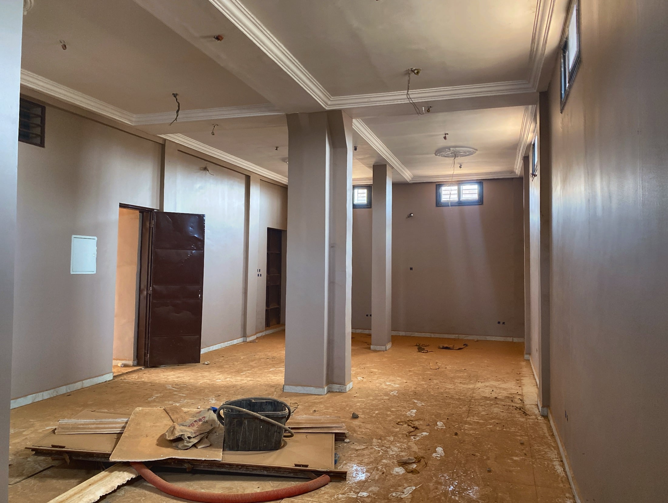 SHOWROOM AVEC MAGASIN DE STOCKAGE INTÉGRÉ À WAPASSE DANS UN CARREFOUR STRATÉGIQUE EN LOCATION SUR PERFECTOR IMMOBILIER