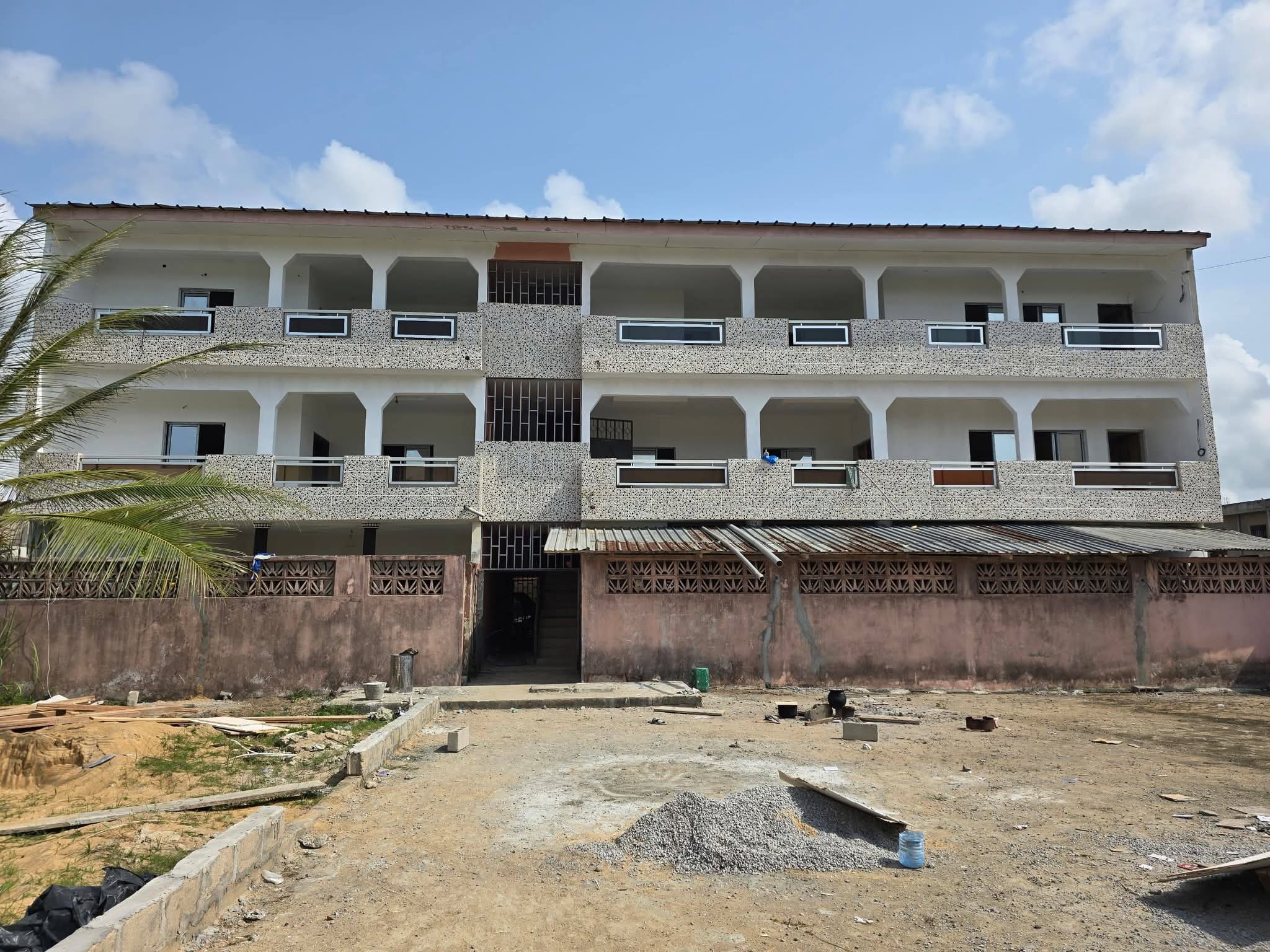 VENTE IMMEUBLE R+2 À BASSAM 