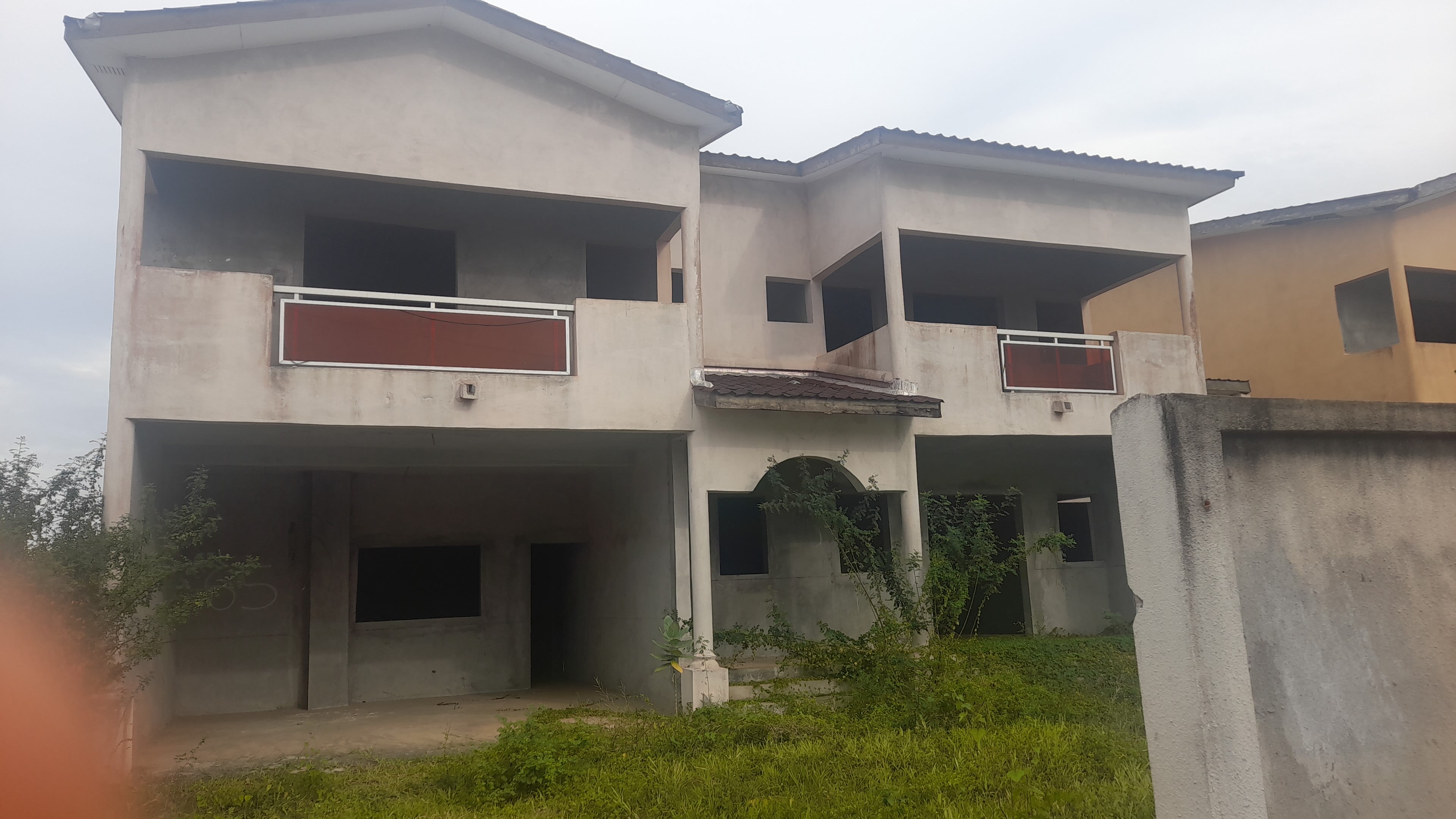 Villa sans finitions à vendre à la cité Rosiers 6 bassam 